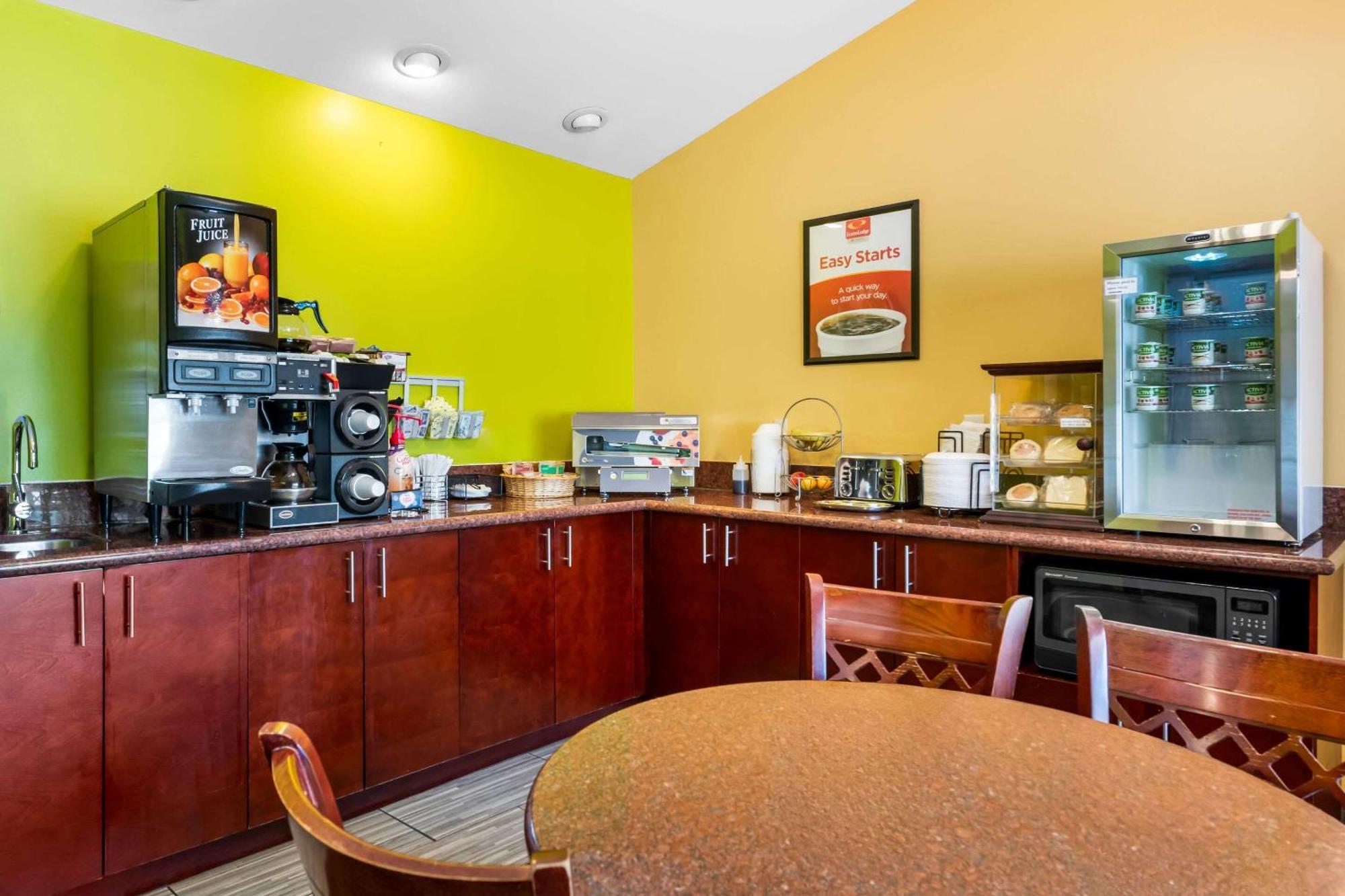 Econo Lodge Inn & Suites Eau Claire Eksteriør billede