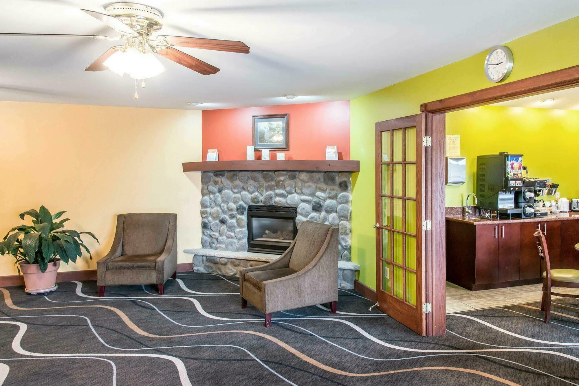 Econo Lodge Inn & Suites Eau Claire Eksteriør billede